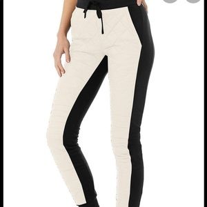 Alo Yoga Moto Puffer Pant In Blackbone 